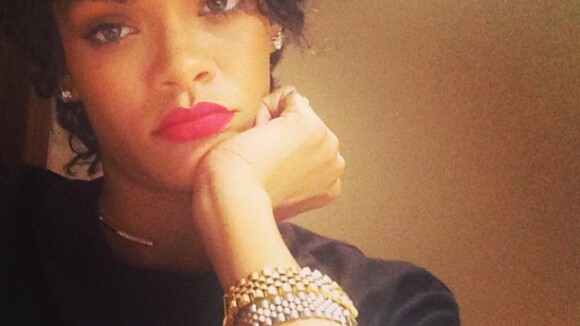 Rihanna corta o cabelo e adota cachinhos: 'Tentando me acostumar'