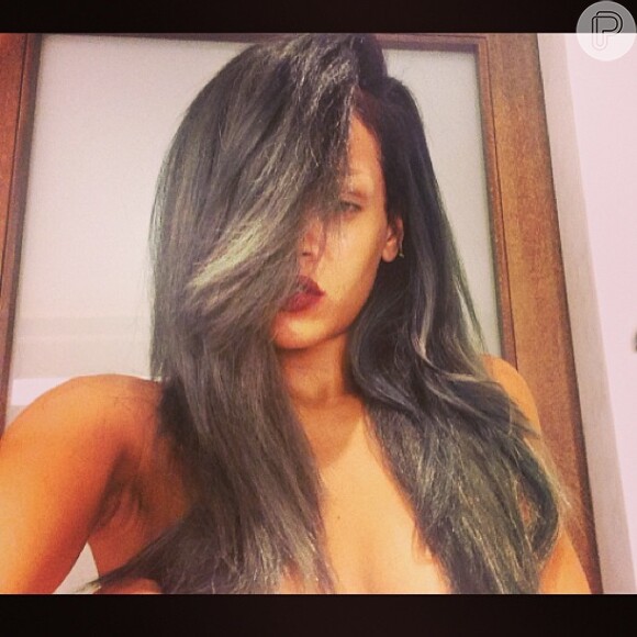 Rihanna estava com os cabelos cinzas