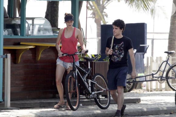 Sophia Abrahão também usou short jeans de forma mais despojada, de chinelos, em passeio de bicicleta pela orla do Rio