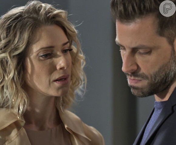 Soraya (Leticia Spiller) fica com ciúmes e dá uma bofetada em Gabo (Henri Castelli) ao perceber que ele ama Ximena (Caroline Abras), na novela 'I Love Paraisópolis'