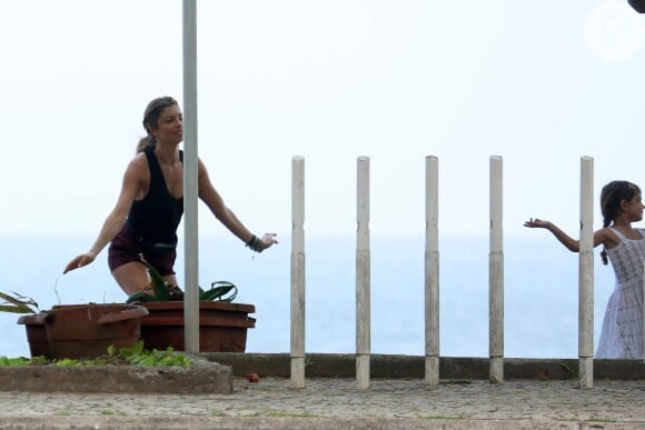 Grazi Massafera se divertiu com Sofia no calçadão em frente à praia de São Conrado, no Rio