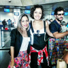 Atenciosa, a atriz Sophie Charlotte tirou foto com fãs no aeroporto, no Pará