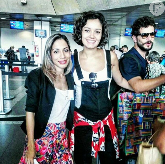 Atenciosa, a atriz Sophie Charlotte tirou foto com fãs no aeroporto, no Pará