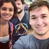 Sophie Charlotte e Daniel de Oliveira posando com fã no aeroporto