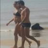 Sophie Charlotte e Daniel de Oliveira foram clicados em uma praia de Belém do Pará e já é possível ver a barriguinha saliente da atriz, que está com 4 meses de gravidez