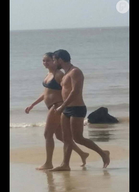 Sophie Charlotte e Daniel de Oliveira foram clicados em uma praia de Belém do Pará e já é possível ver a barriguinha saliente da atriz, que está com 4 meses de gravidez