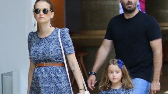 Grávida, Fernanda Rodrigues passeia com a filha, Luísa, usando mesmo look