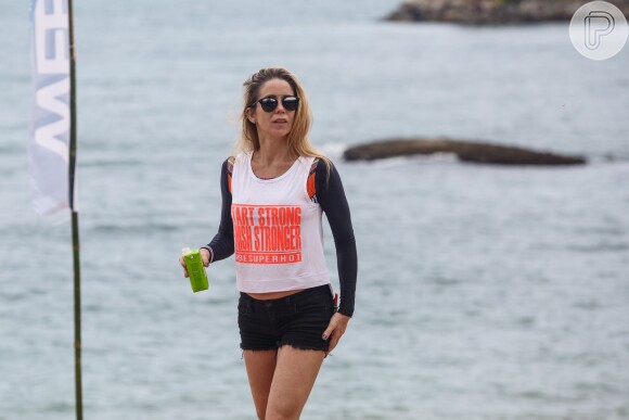 Danielle Winits exibe ótima forma física ao usar short curto em pool party em Angra dos Reis, Costa Verde do Rio de Janeiro, em 17 de outubro de 2015