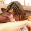Fernanda Gentil agarra o filho e brinca no Instagram: 'Não tenho maturidade para respeitar o espaço dele'