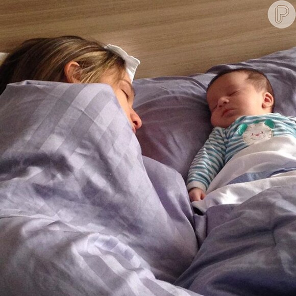 Fernanda Gentil dormindo com o filho, Gabriel, de dois meses