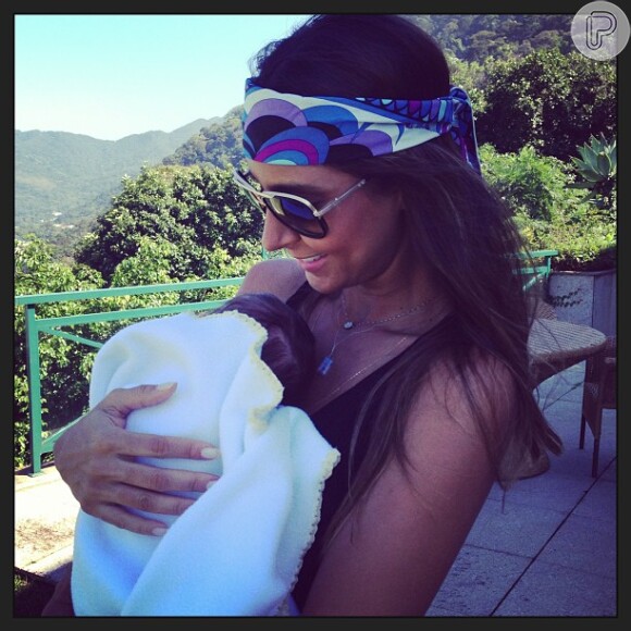 Flávia Sampaio diz que passou coqueluche para o filho, Balder, e alerta que é preciso de vacinar. Ela publicou a foto no Instagram em 3 de agosto de 2013