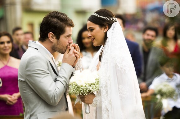 Mari (Bruna Marquezine) e Benjamin (Maurício Destri) se casaram há pouco tempo, na novela 'I Love Paraisópolis'