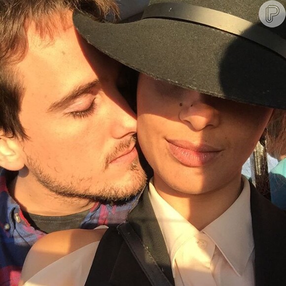 Camila Pitanga postou uma foto de rosto colado com o novo namorado, Igor Angelkorte, na madrugada deste domingo, 18 de outubro de 2015