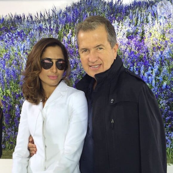 Camila assistiu ao desfile da grife Dior e posou com Mario Testino