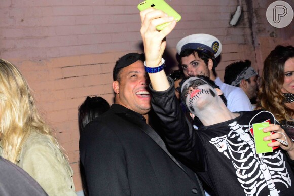Simpático, Ronaldo posou para selfies com fãs no evento