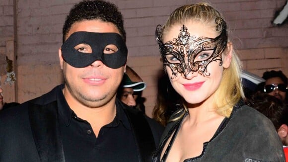 Ronaldo e namorada, Celina Locks, usam máscaras em festa a fantasia de Halloween