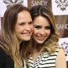 Fernanda e Sandy posaram abraçadas no camarim do show no Rio