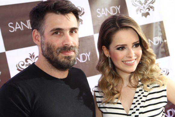 Raoni Carneiro, marido de Fernanda, acompanhou a mulher e também posou com Sandy nos bastidores do show
