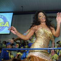 Juliana Alves cai no samba em evento da Unidos da Tijuca, no Rio