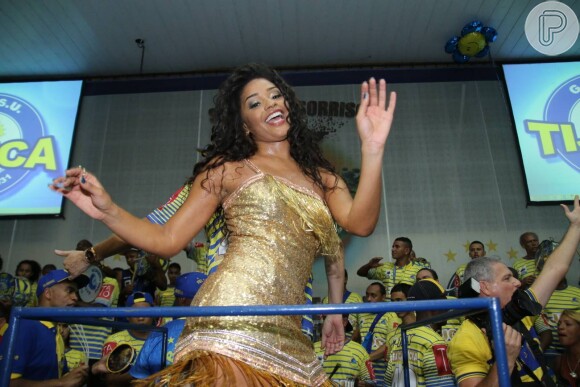 Juliana Alves caiu no samba na madrugada deste domingo (18), na quadra da escola de samba Unidos da Tijuca, no Rio de Janeiro