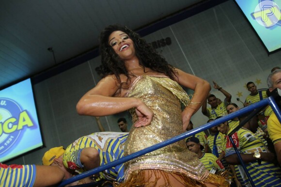 A atriz é rainha de bateria da escola carioca Unidos da Tijuca