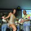 Juliana Alves usou um look dourado e curto para evento de carnaval