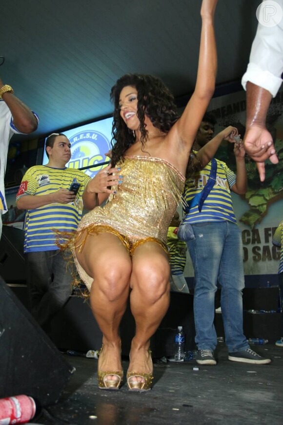 Com vestido justinho, Juliana Alves caiu no samba na quadra da escola de samba Unidos da Tijuca
