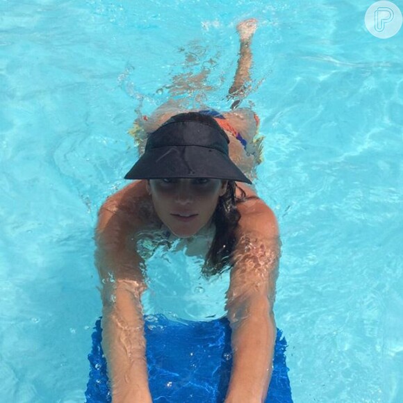 A atriz publicou uma imagem na rede social falando sobre a atividade física durante a gestação: 'Hoje o treino foi na piscina! Desde que engravidei, esse vem sendo um ótimo tipo de treino... Duas vezes por semana levo Maria Flor pra nadar!'