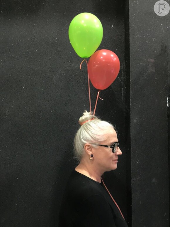 Vera Holtz e o coque de balões
