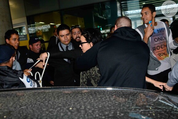 Demi Lovato desembarca no Brasil para show privado em São Paulo e tem bolsa puxada por fã, nesta segunda-feira, 19 de outubro de 2015