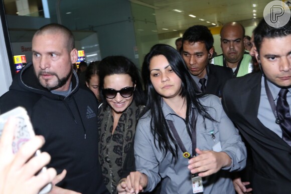 Demi Lovato desembarca no Brasil para show privado em São Paulo, nesta segunda-feira, 19 de outubro de 2015