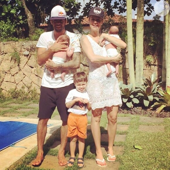 Luana Piovani arrancou elogios dos seguidores ao postar foto com o marido e os filhos: 'Família linda'