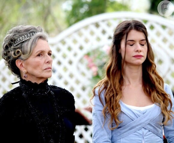 Vitória (Irene Ravache) descobre que Lívia (Alinne Moraes) é sua neta, no fim da primeira fase da novela 'Além do Tempo', em 19 de outubro de 2015