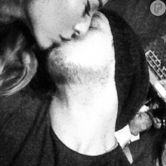 Sabrina Sato postou uma foto em que aparece beijando o namorado, João Vicente de Castro, em 5 de agosto de 2013: 'Muito orgulho do meu amor na Marília Gabriela'