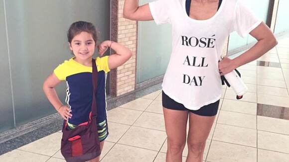 Flávia Alessandra leva filha caçula para academia: 'Malhar com minha florzinha'