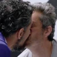 Michel Melamed beija Alexandre Nero e Mateus Solano na boca em novo programa