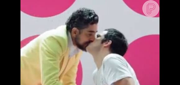 Melamed também beija Mateus Solano nas imagens do vídeo de divulgação da atração apresentada por ele