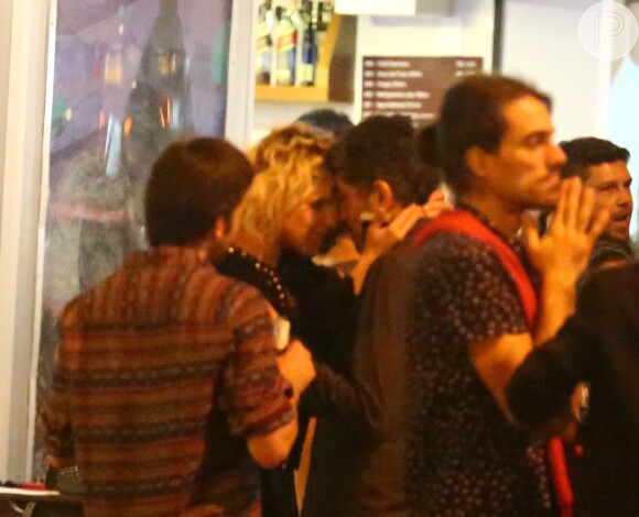 Os atores ainda esticaram a noite após o Festival do Rio em um bar com amigos e trocaram carinhos e beijos