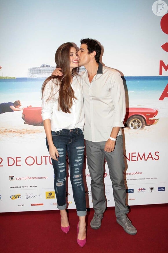 Camila Queiroz ganhou um beijo carinhoso de Reynaldo Gianecchini na première de 'SOS Mulheres ao Mar 2', nesta terça-feira, 20 de outubro de 2015