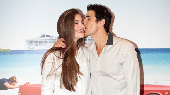 Camila Queiroz ganha beijo de Reynaldo Gianecchini em première de filme em SP