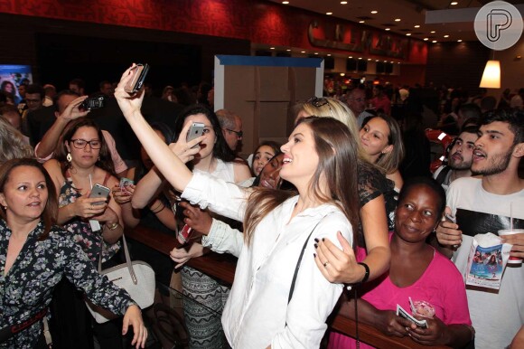 Simpática, Camila Queiroz posou para selfies com fãs
