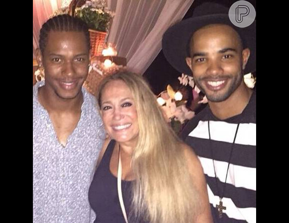 Susana Vieira posou com os atores Douglas e Danilo na festa de Roberta Rodrigues 