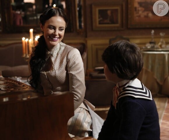 Para tentar comover Felipe (Rafael Cardoso), Melissa (Paolla Oliveira) se dispõe a dar aulas de piano para Alex (Kadu Schons), filho dele, na novela 'Além do Tempo'