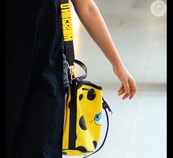 Detalhe da bolsa que faz parte de uma coleção da grife Moschino, uma das preferidas de Anitta