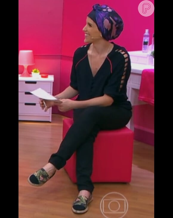 No programa do dia 1º de outubro, Mariana Ferrão usou turbante para falar do outubro rosa, mês de conscientização contra o câncer de mama