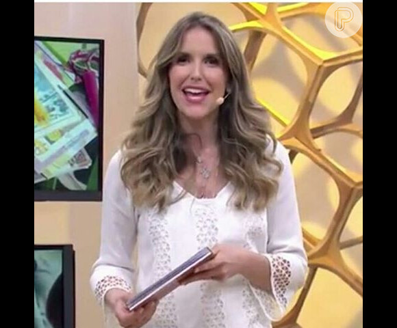 Com um look confortável, Mariana Ferrão aposta numa blusa soltinha da marca Spezzato