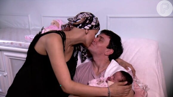 Mariana Ferrão chora com história de mulher que descobriu câncer na gravidez, nesta quinta-feira, 22 de outubro de 2015