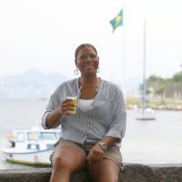 Queen Latifah bebe caipirinha no Rio antes de visitar escola de samba