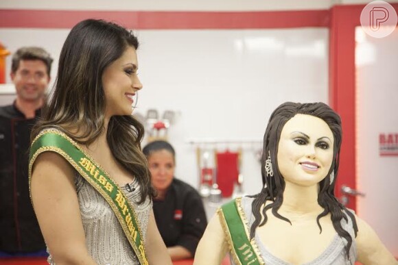 A ex-Miss Brasil Nathalia Guimarães diante de uma répicla sua em formato de bolo