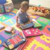 Em outro momento de brincadeira, Ana Hickmann fotografou o filho, Alexandre Jr com livros em cima de um tapete de borracha colorido